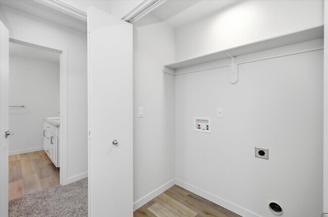 Building Photo - 2028 Sunset Dr