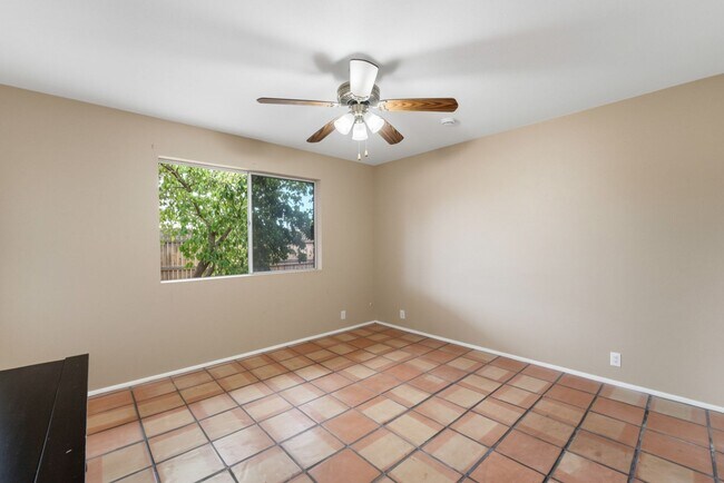 Building Photo - Maintained Mesa rental offering comfort, convenience, and easy access to everything the East Vall...