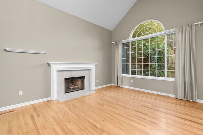 Building Photo - Spacious 4 bed/2.5 bath in Kirkland