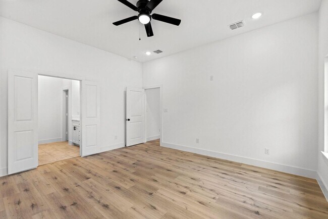 Building Photo - 5516 Helmick Ave