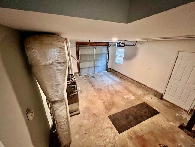 Building Photo - Colonial home with large yard