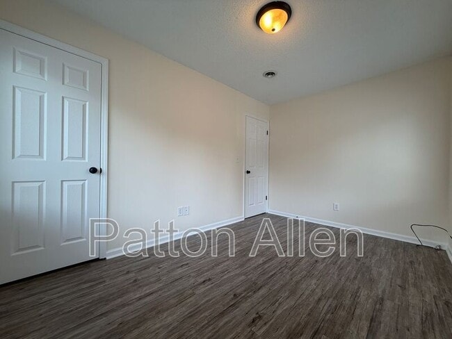 Building Photo - 28 Dawnwood Cir