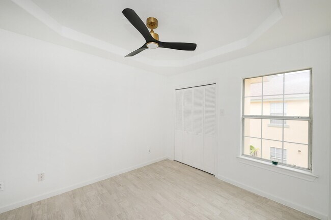 Building Photo - 1000 Ranchway Dr