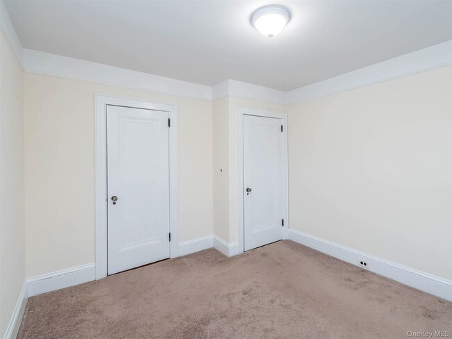 Building Photo - 118 McLoughlin St