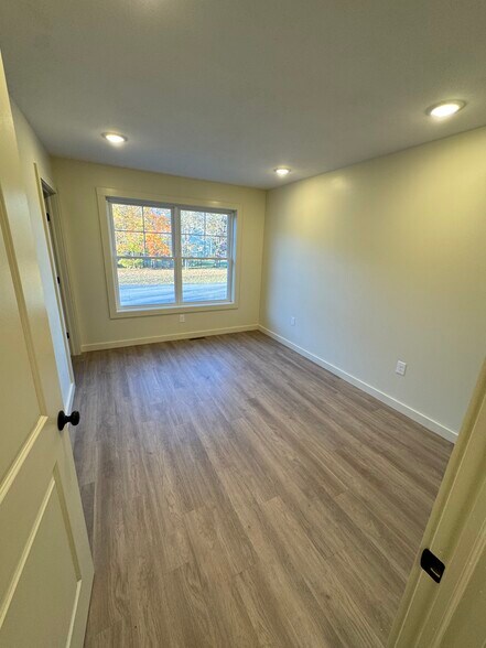 Building Photo - 6 Locust Ave