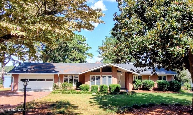 Building Photo - 60 Pine Lake Dr