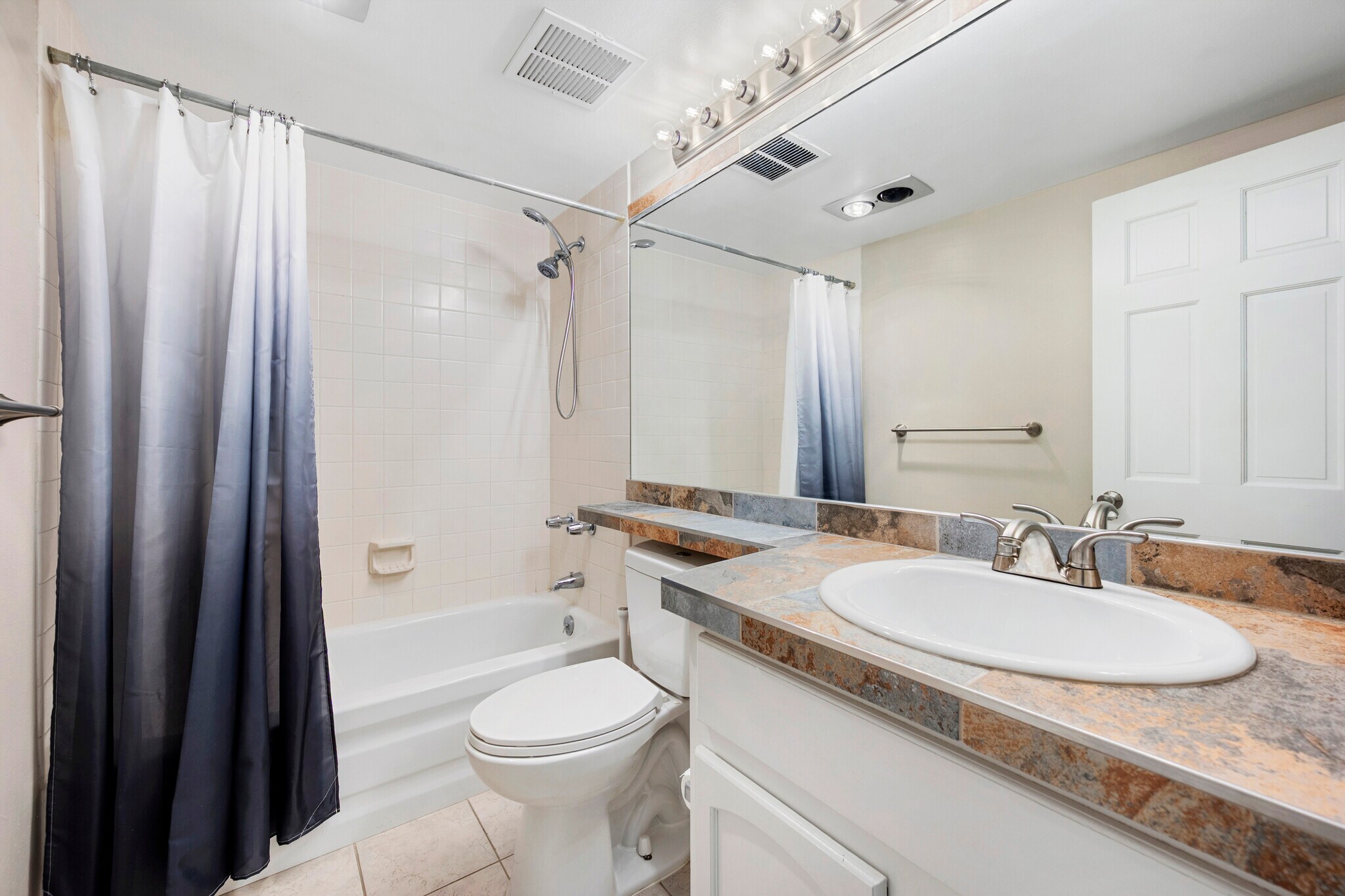 The upstairs 2nd bath - 1512 Larimer St