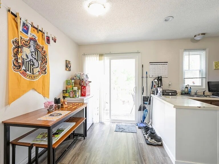 Building Photo - 1012 W 1st Ave