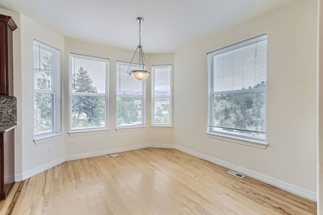 Building Photo - Beautifully maintained town-home in Centra...