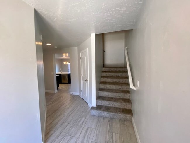 Building Photo - SPACIOUS TOWNHOME FOR RENT!