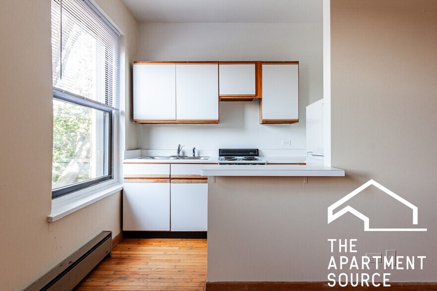 Building Photo - 633 W Barry Ave