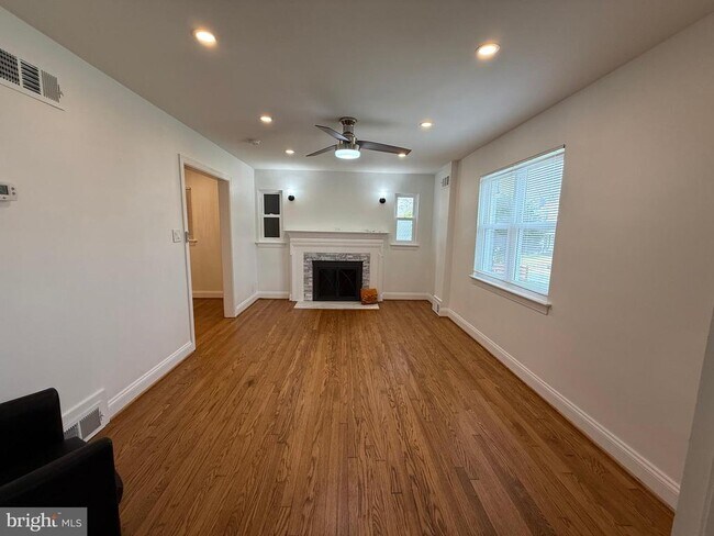 Building Photo - 3405 Carpenter St SE