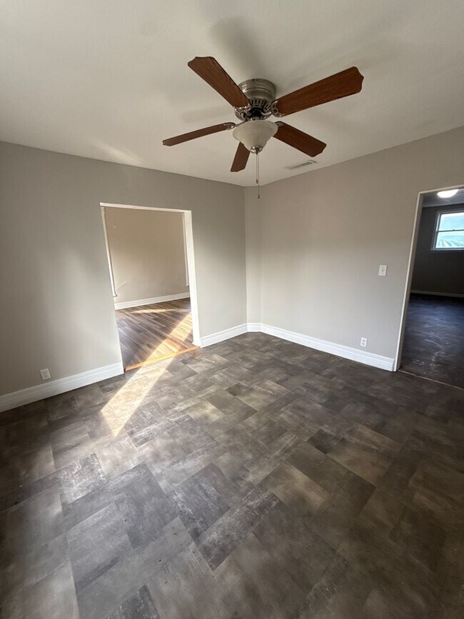 Building Photo - 3 bedroom/2 bath house