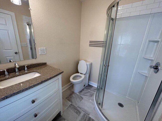 Building Photo - 833 E 21st Ave