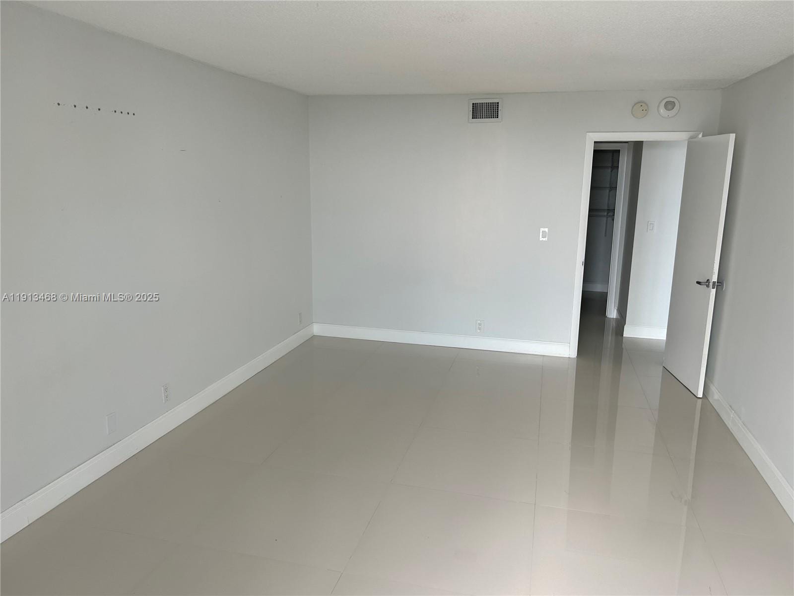 Building Photo - 100 Bayview Dr
