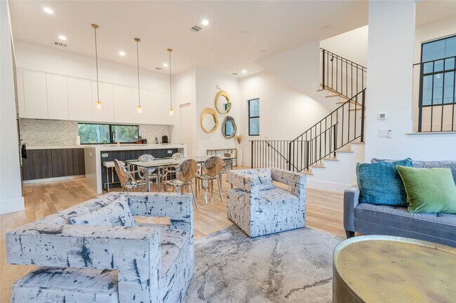 Building Photo - 709 Memorial Heights Dr