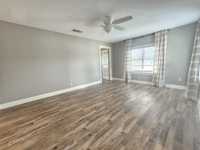 Building Photo - 513 S La Grange St