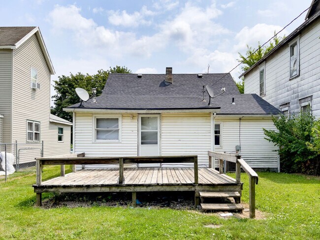 Building Photo - *AVAILABLE NOW!* Cozy Three Bedroom Home!