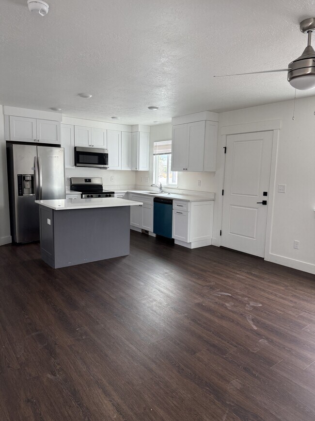 Building Photo - 729 N 150 E