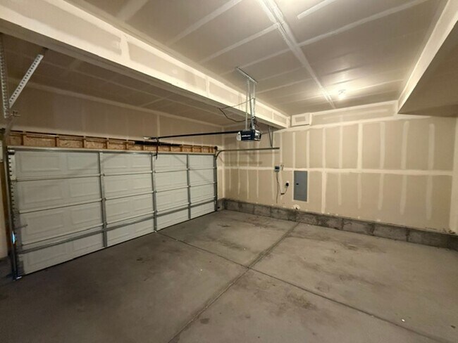 Building Photo - 6165 Shavers Dr
