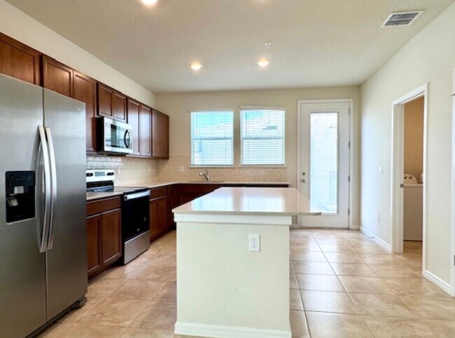 Building Photo - Isles of Lake Nona!! 3 Bedroom 2.5 Bathroom Townhome