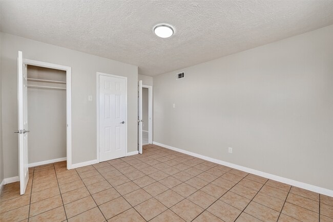 Building Photo - 302 W Shaw Ave