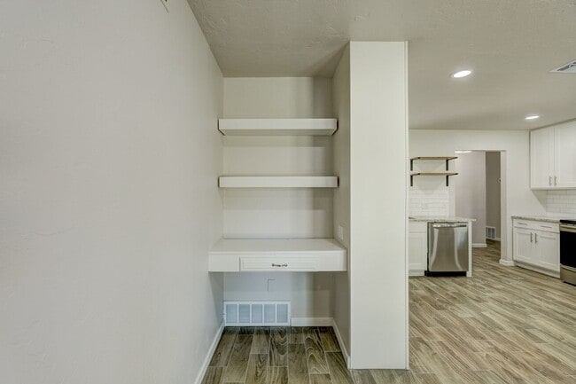 Building Photo - Spacious Elegance: Open Floor Plan, Dual V...