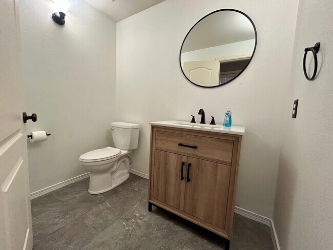 Building Photo - Welcome to this charming 3-bedroom, 2.5-bathroom house located in Vancouver, WA!