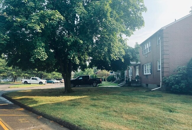 Building Photo - 6 Grandview Dr