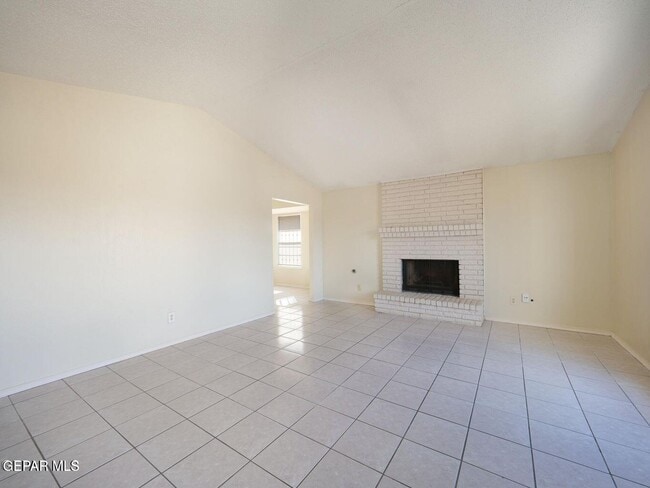 Building Photo - 2918 E Glen Dr