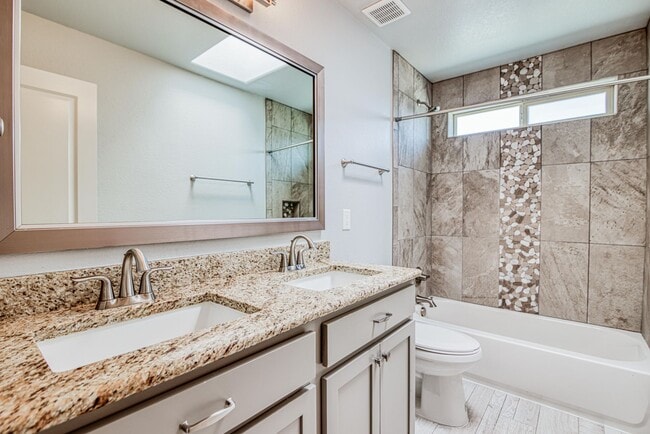 Building Photo - Beautiful 4 bed/2.5 baths in the desirable...