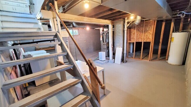 Building Photo - 1032 Maplewood Dr NE