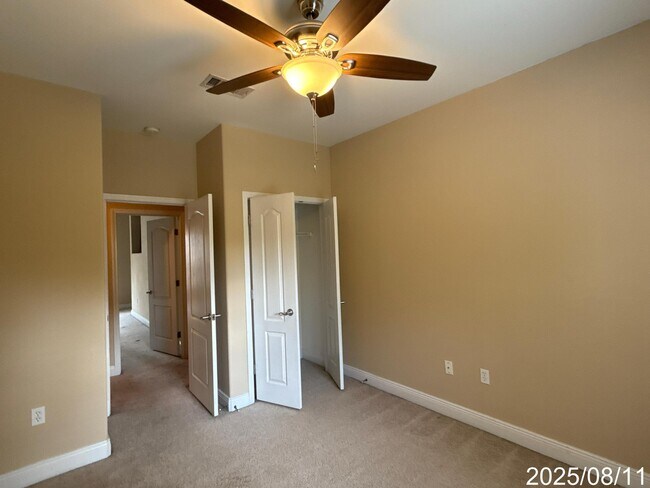 Building Photo - 544 Maple Ave