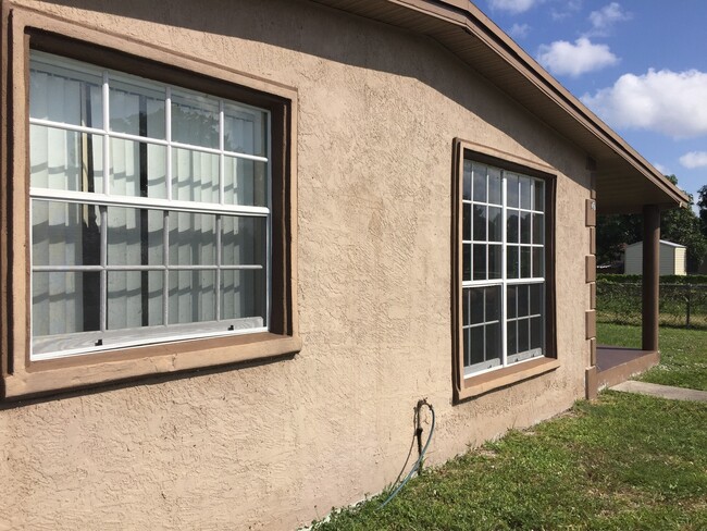 Building Photo - Amazing 3-1 house with fenced front and backyard !