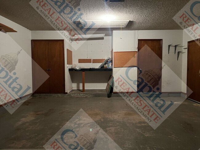 Building Photo - Charming Home