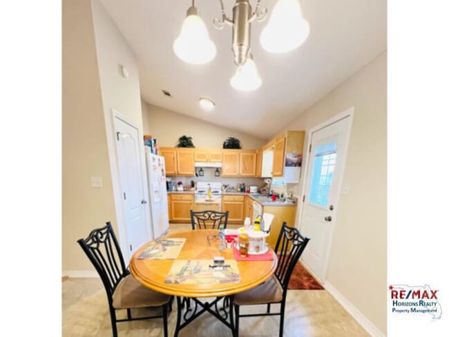 Building Photo - Beautiful Custom Built Home