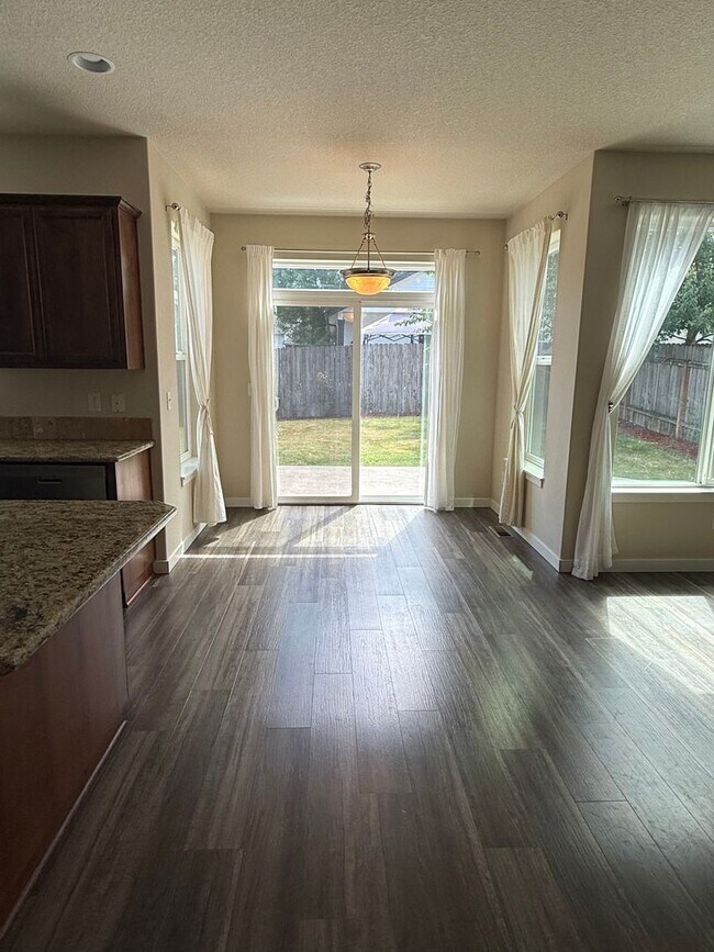 Building Photo - Gorgeous 4Bd/2.5Ba Craftsman Home in East Vancouver!