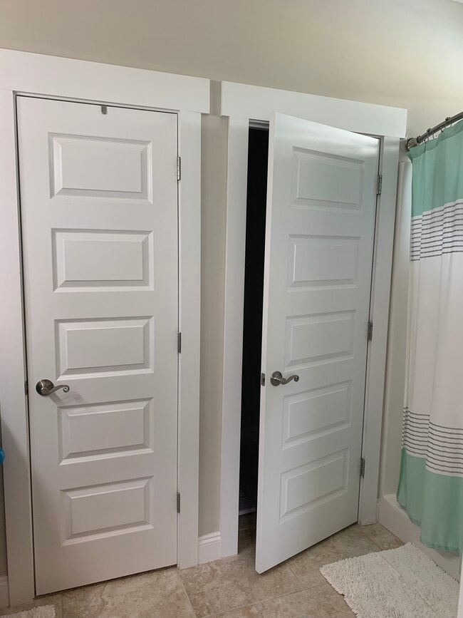 Building Photo - 161 Escanaba Ave