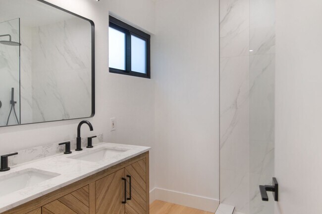 Building Photo - Lantern District Duplex!