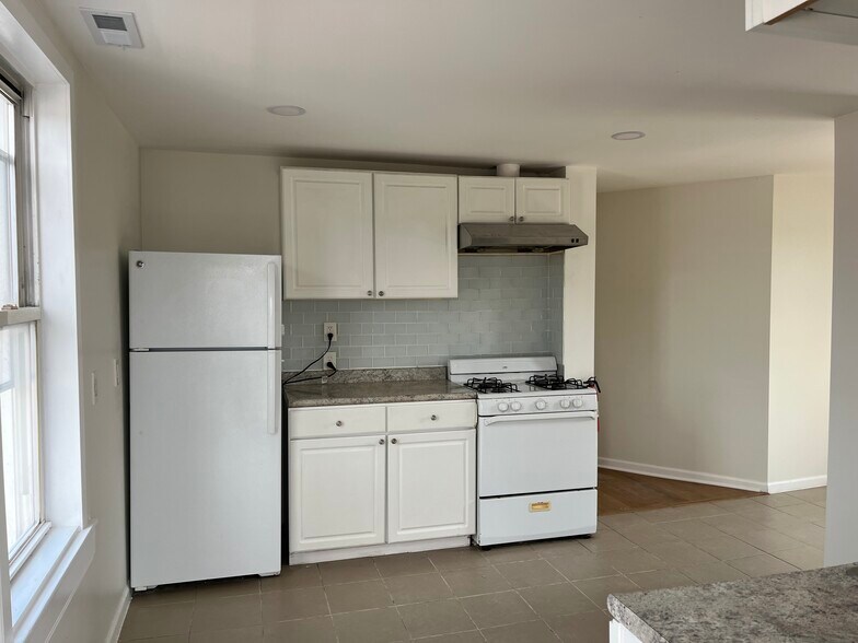 Building Photo - 471 W 26th St