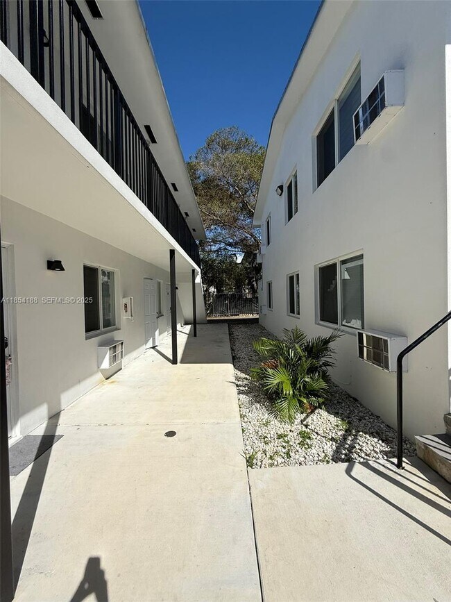 Building Photo - 747 NW 60th St