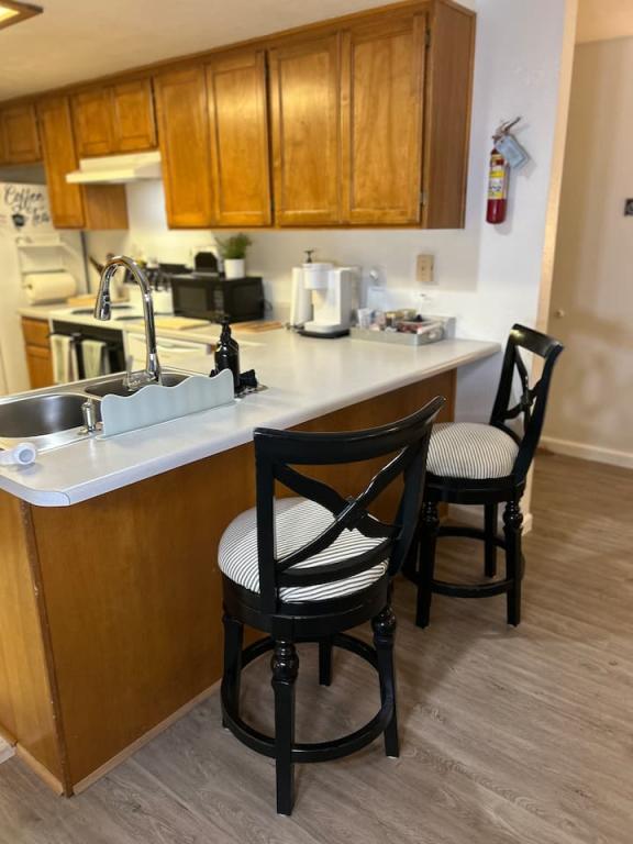 Building Photo - 563 Primrose Dr