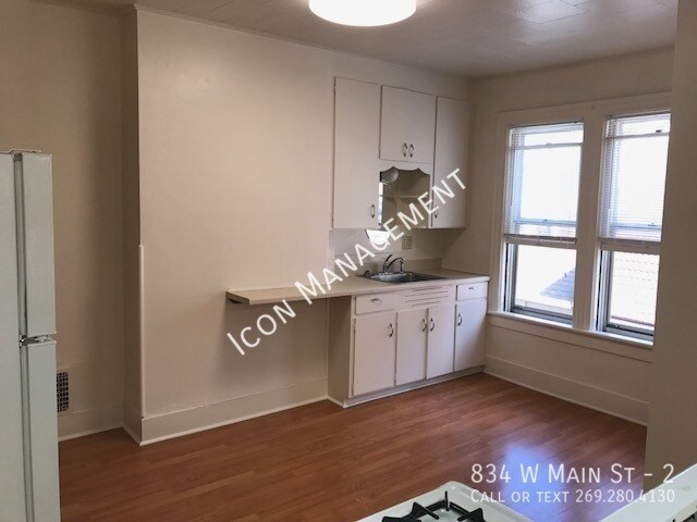 Building Photo - 834 W Main St