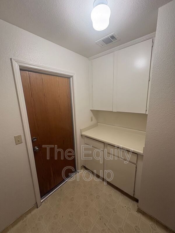 Building Photo - 5936 W Oak Ave