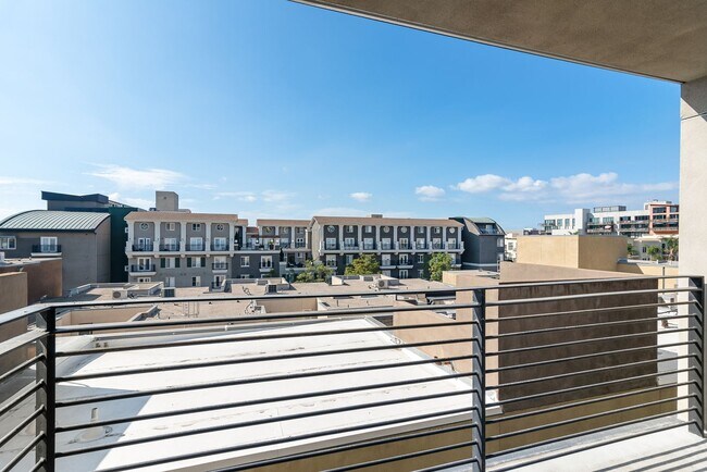 Building Photo - Walkable Little Italy Living – 3BR/3BA with Gated Parking