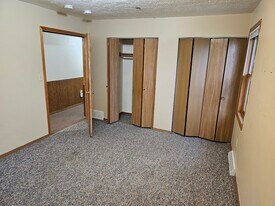 Building Photo - 533 Lakeshore Ct