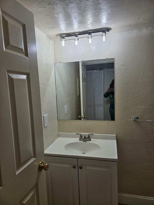 Building Photo - 1 BEDROOM 1 BATH NEWLY RENOVATED CONDO