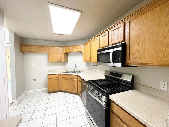Building Photo - 209 N Kings Canyon Dr