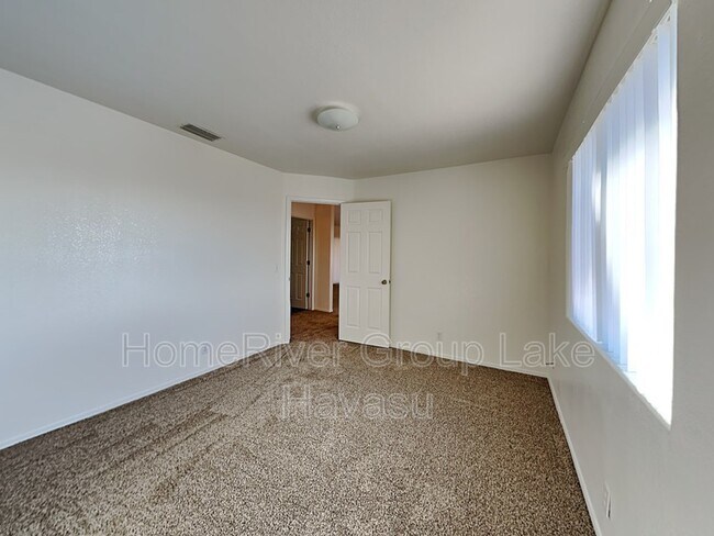 Building Photo - 3420 Ottawa Dr