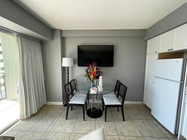 Building Photo - 2440 Kuhio Ave